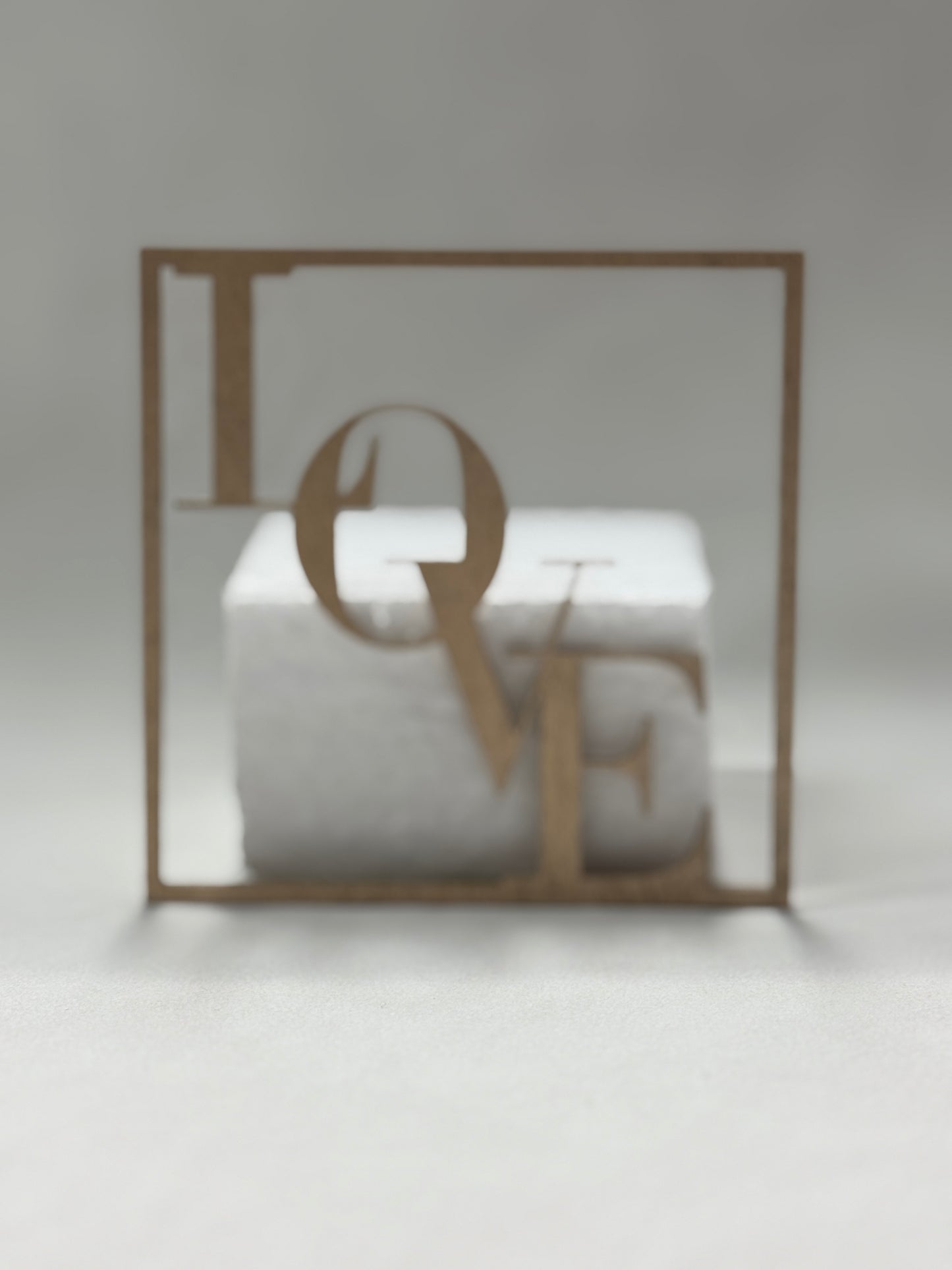 Topper tort „Love” din lemn – decor elegant pentru nuntă, cununie sau aniversare