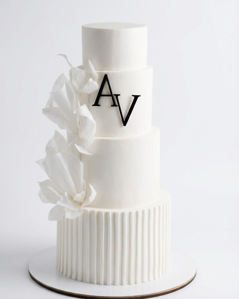 Topper tort acril – decor elegant personalizat cu inițiale