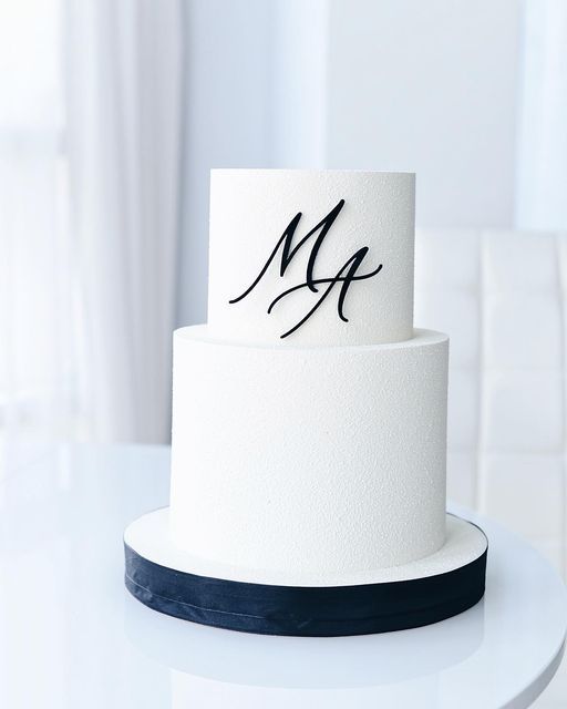 Topper tort acril – decor elegant personalizat cu inițiale