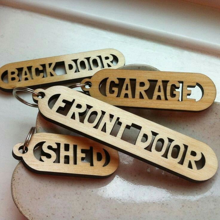 Breloc personalizat cu numărul camerei – elegant din lemn sau acril