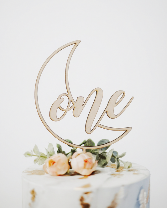 Topper tort „One” din lemn – decor aniversar 1 an / tăiere moț