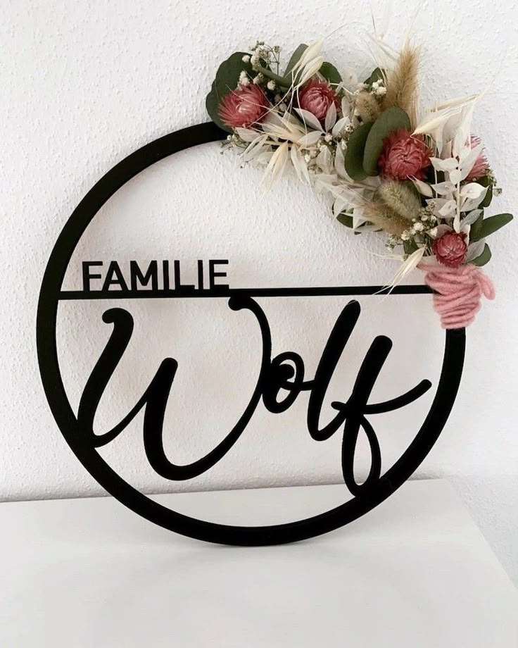 Coroană decorativă cu nume de familie – lemn personalizat sau acril