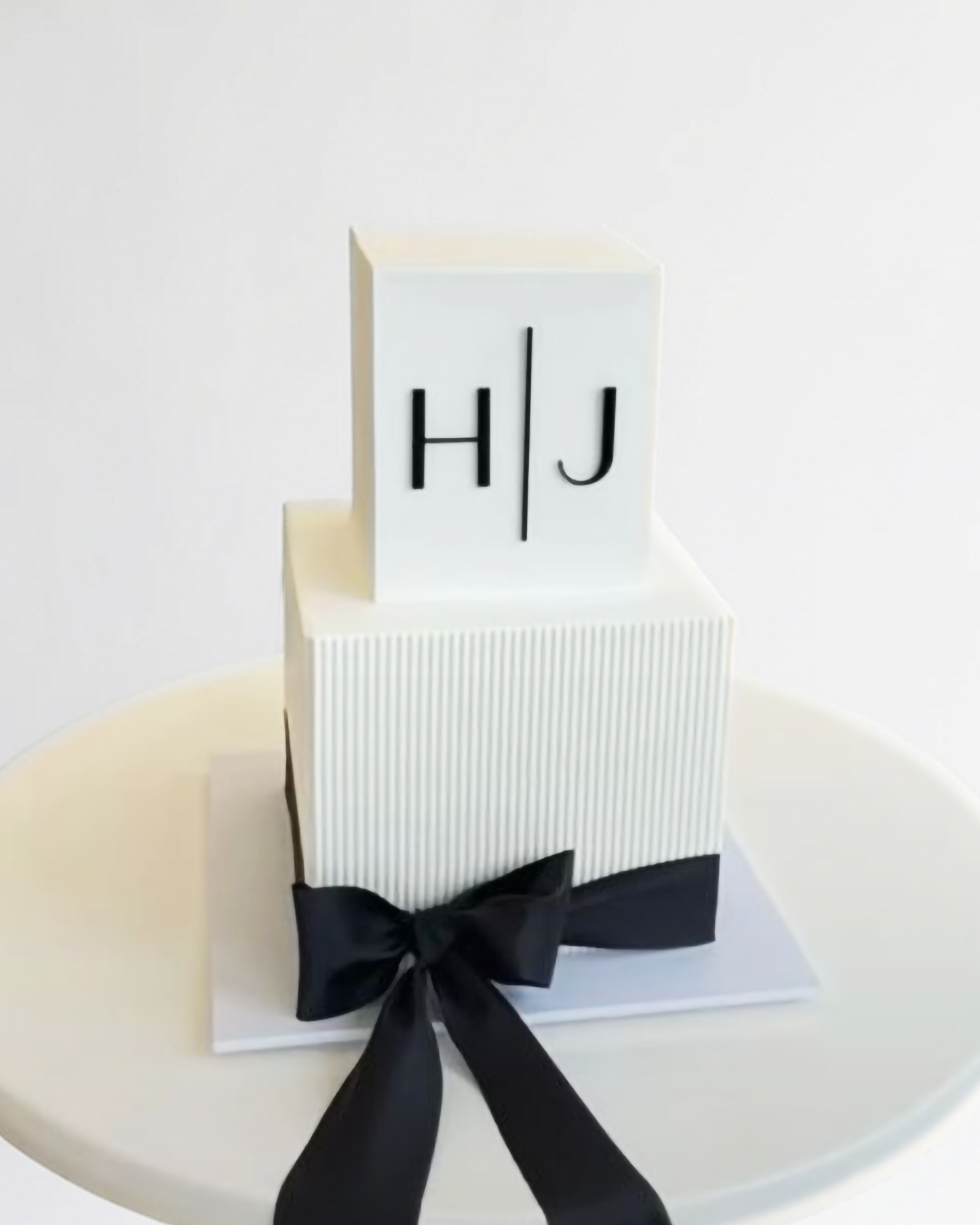 Topper tort acril – decor elegant personalizat cu inițiale