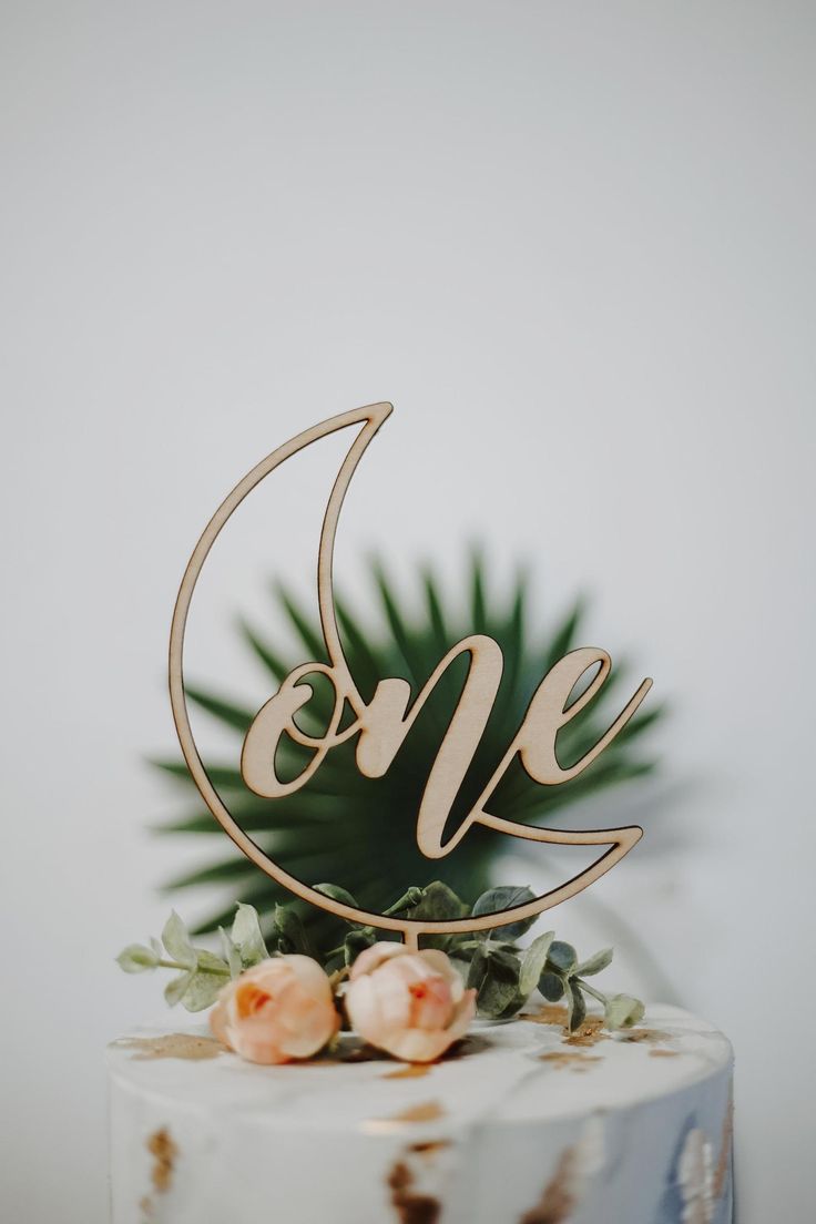 Topper tort „One” din lemn – decor aniversar 1 an / tăiere moț