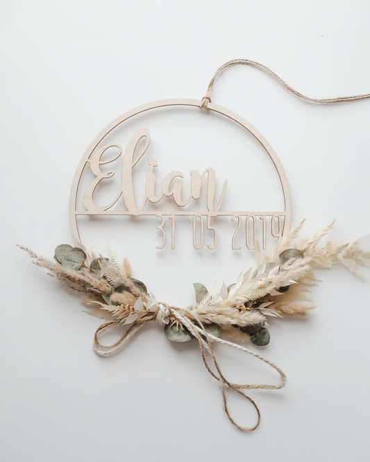 Decor lemn pentru camera copilului – cu nume și dată personalizate