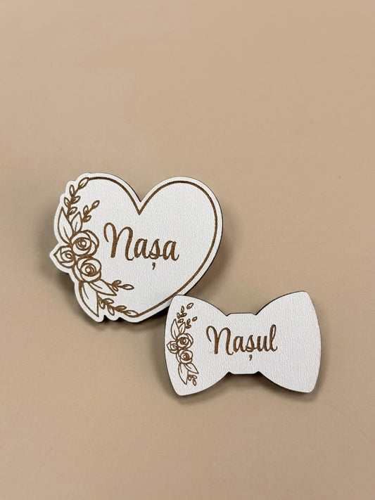 Cocarde insigne personalizate pentru invitați – Nuntă, Botez & Evenimente