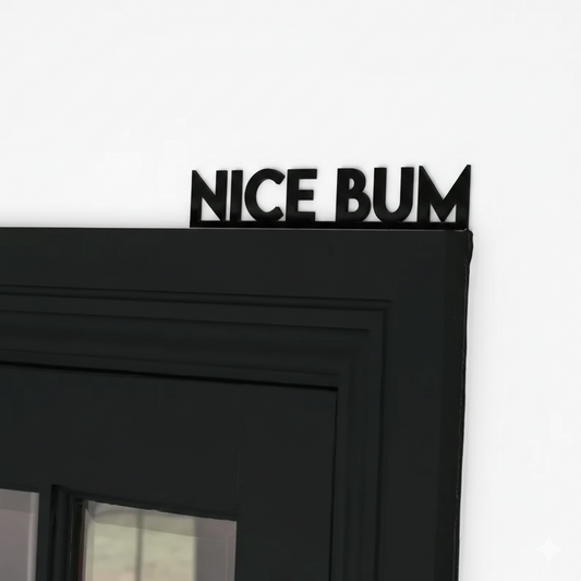 Decor Ramă Ușă "Nice Bum” – Accesoriu Minimalist pentru Baie