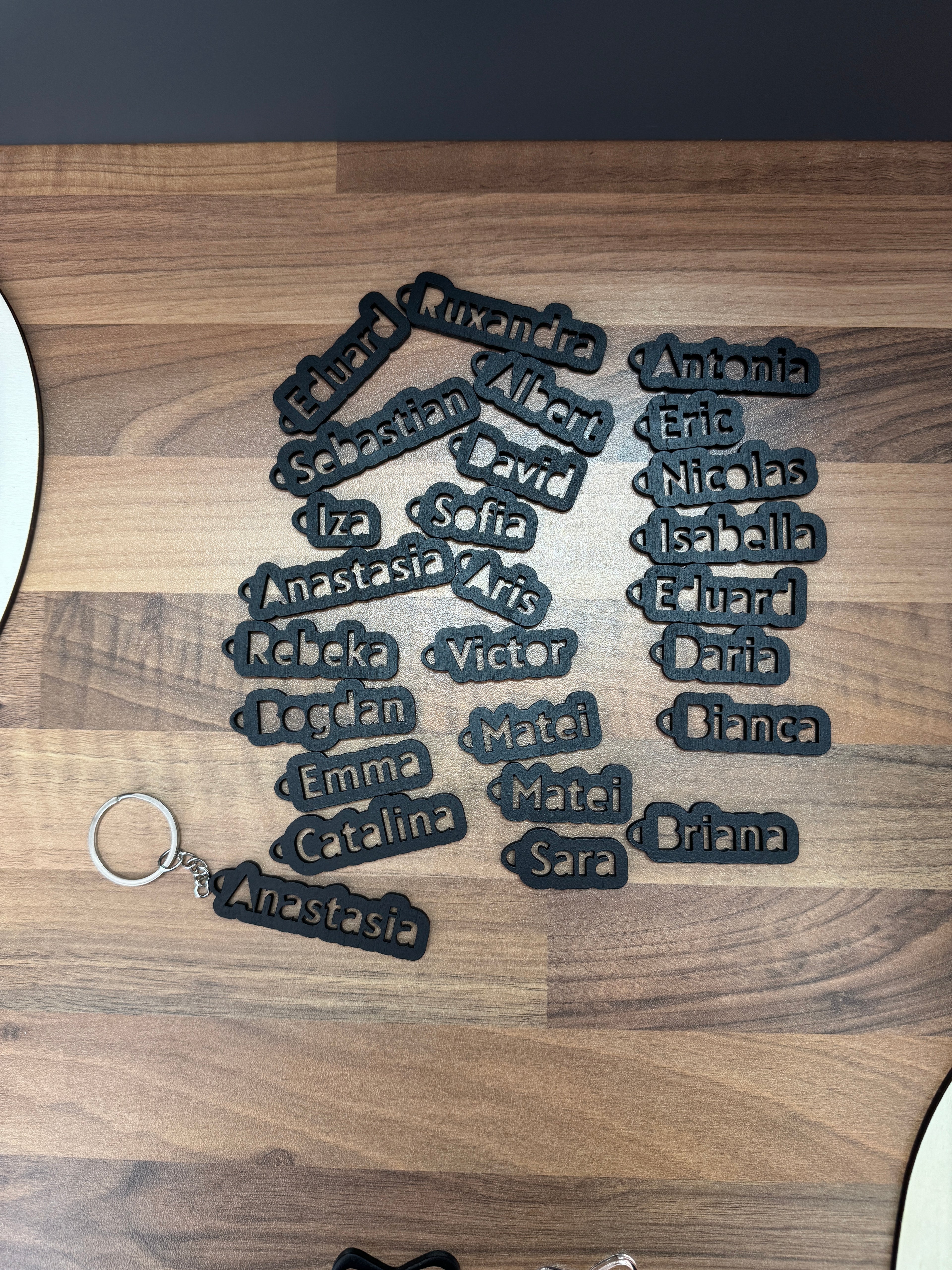 Breloc personalizat cu numărul camerei – elegant din lemn sau acril