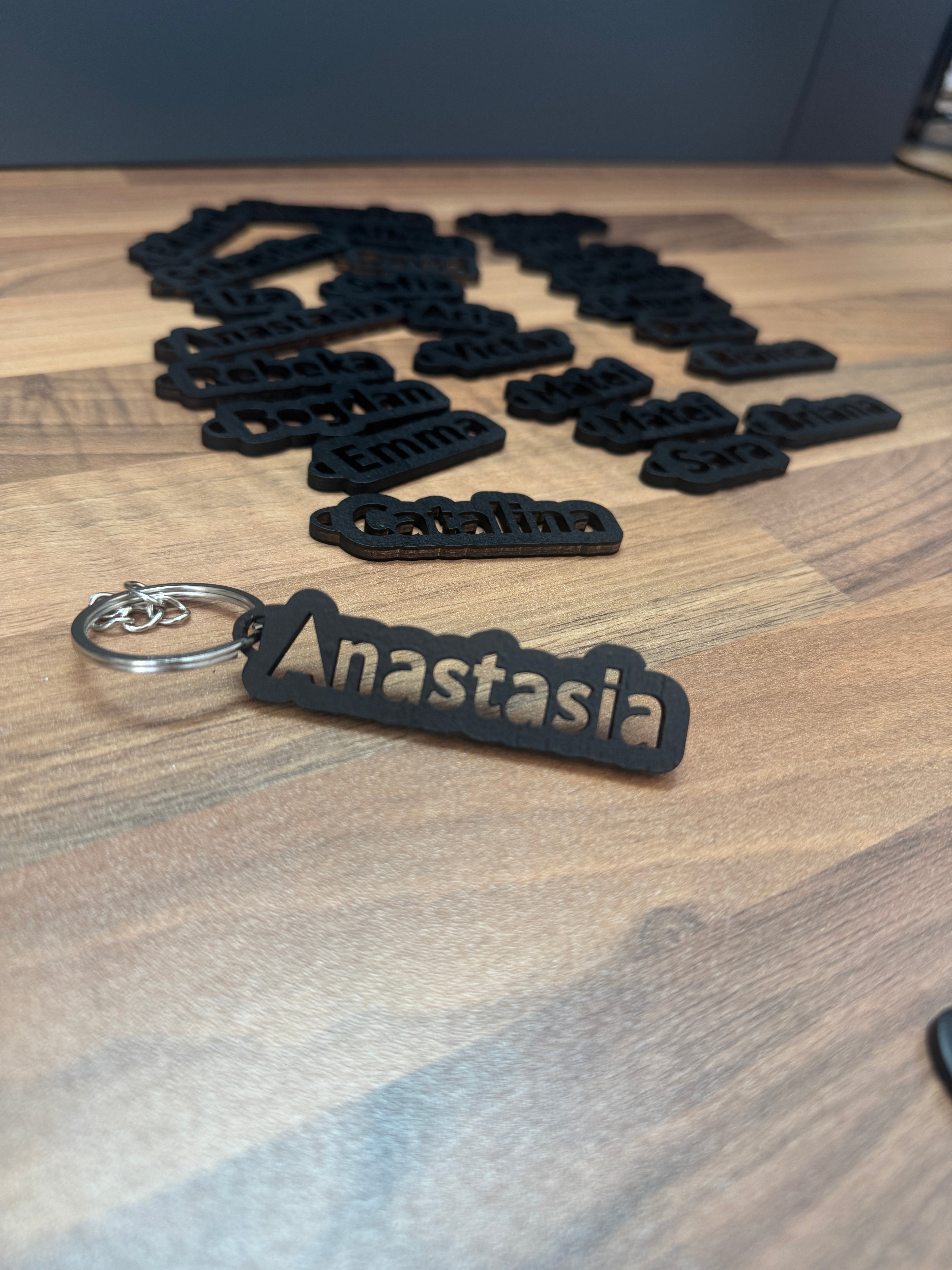 Breloc personalizat cu numărul camerei – elegant din lemn sau acril