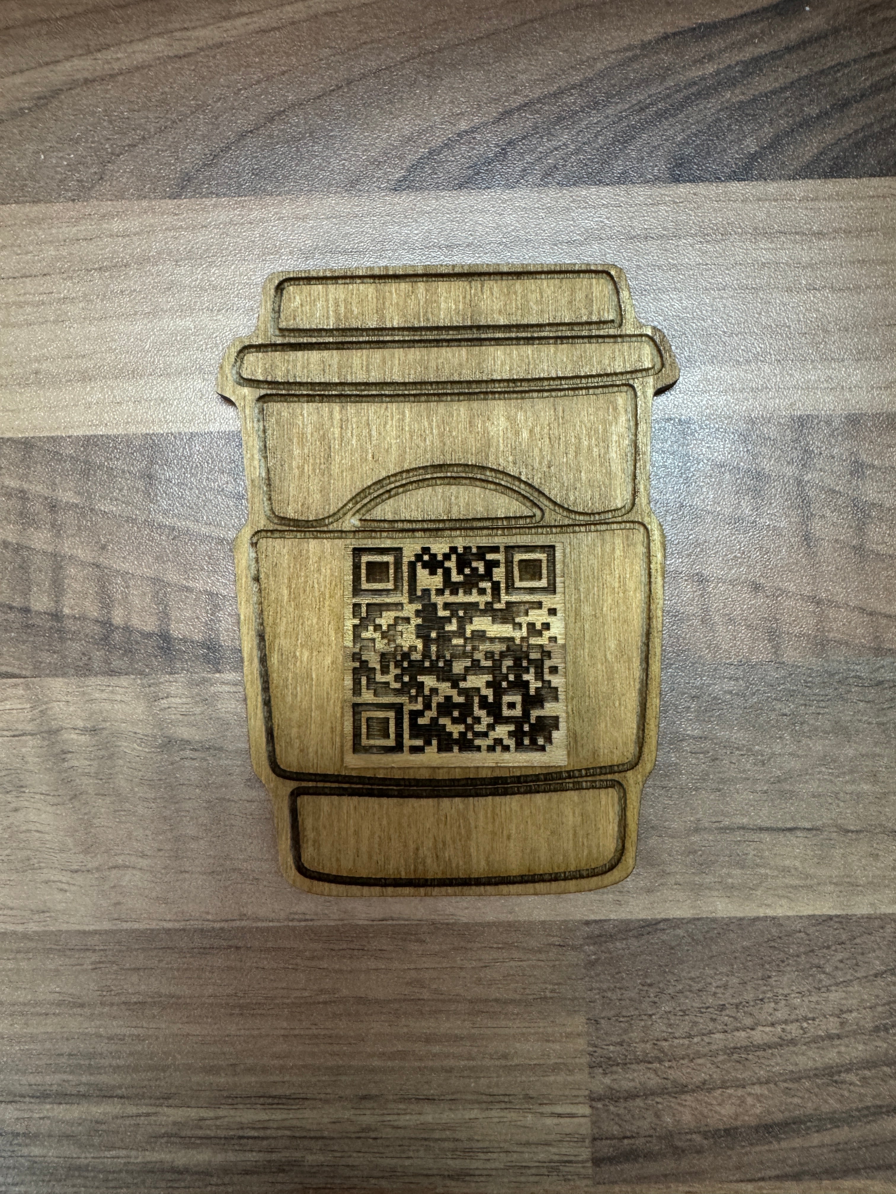 Cod QR în formă de cană de cafea – decor personalizat pentru cafenele și cofetării