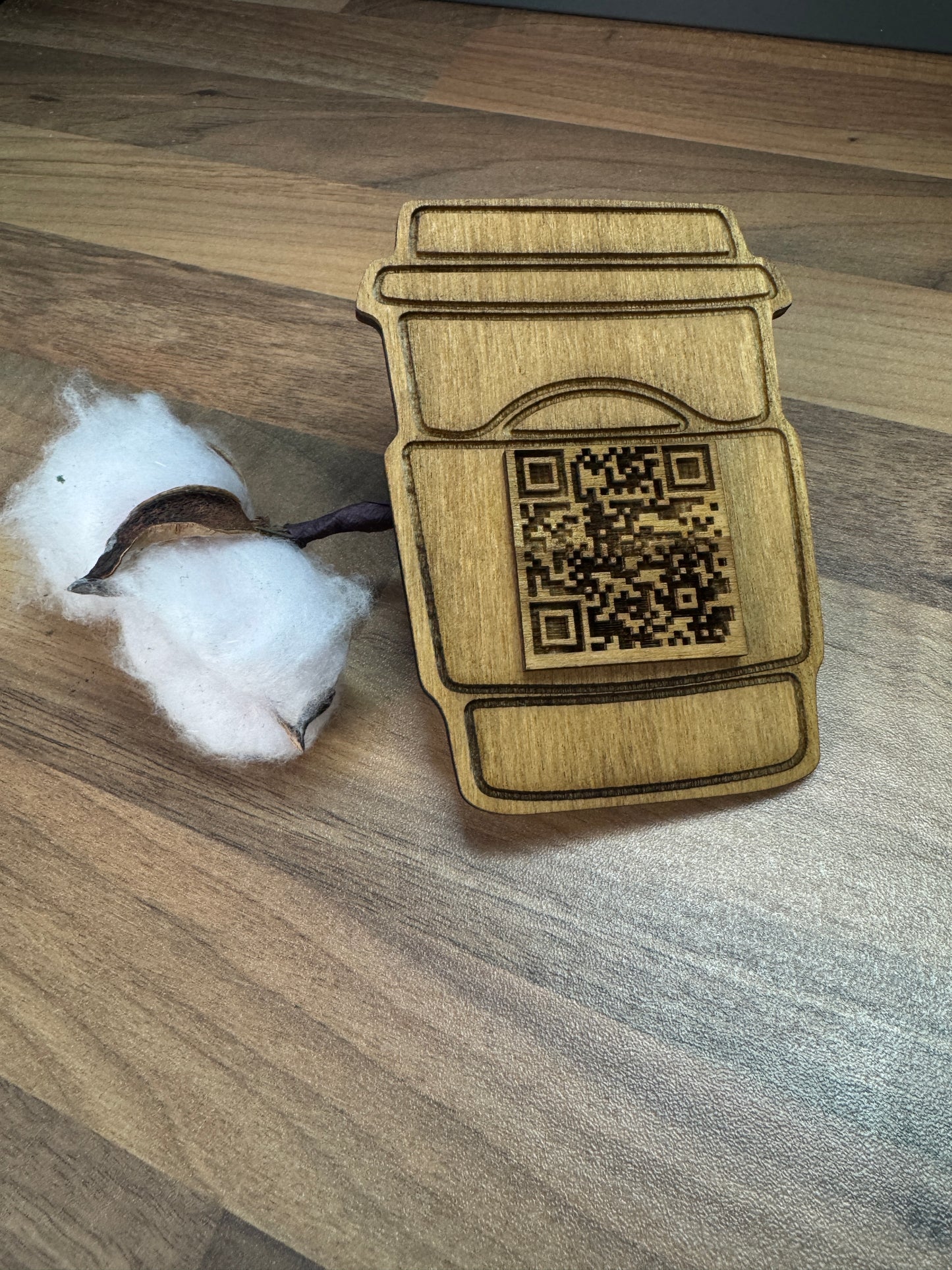 Cod QR în formă de cană de cafea – decor personalizat pentru cafenele și cofetării