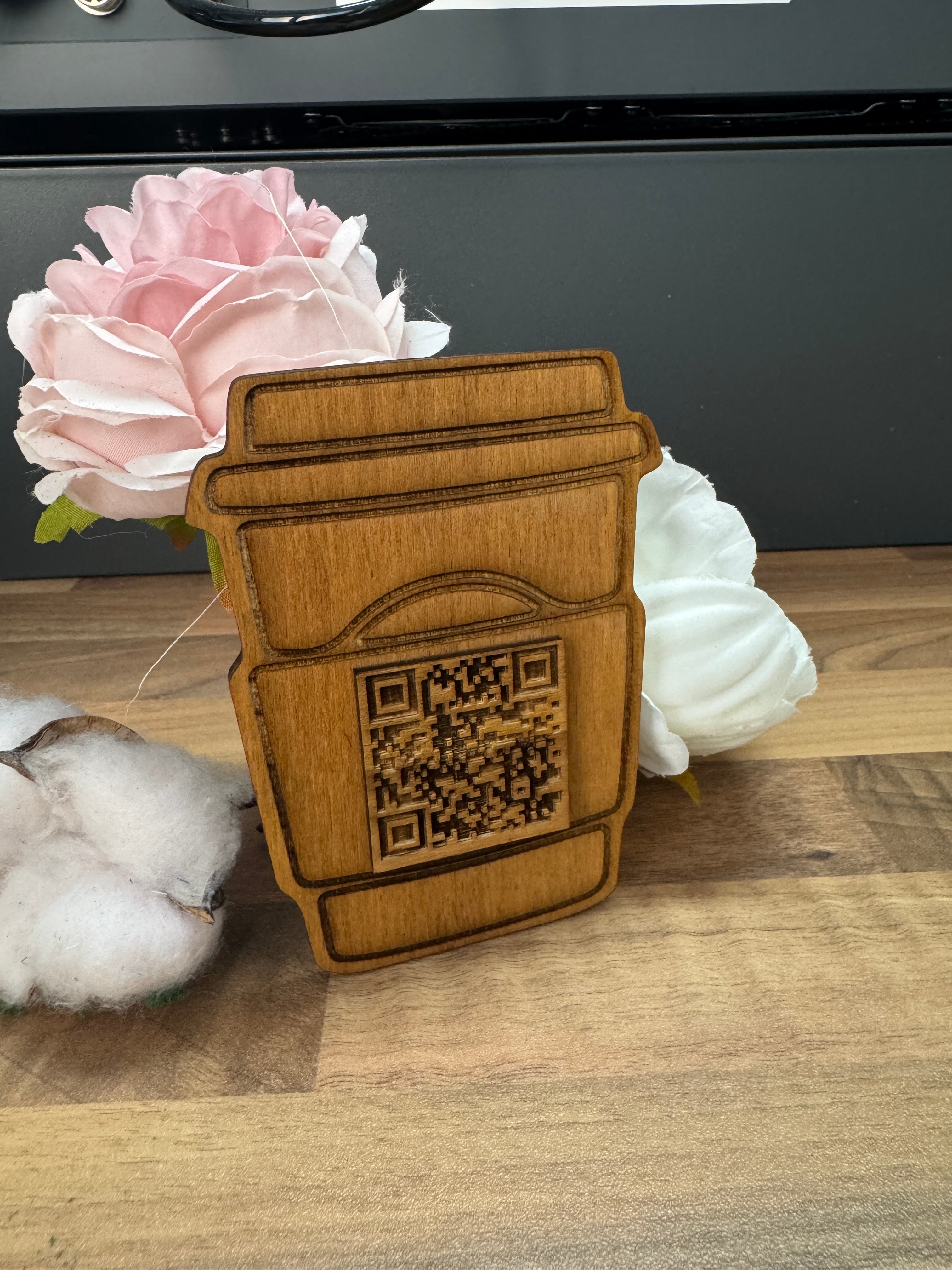 Cod QR în formă de cană de cafea – decor personalizat pentru cafenele și cofetării