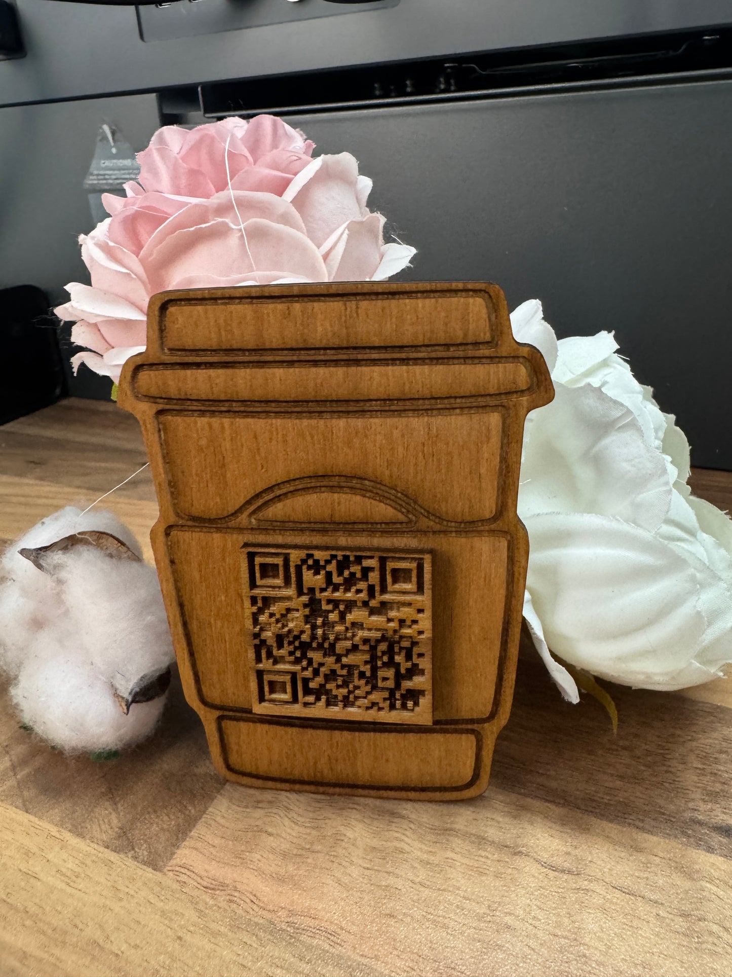 Cod QR în formă de cană de cafea – decor personalizat pentru cafenele și cofetării