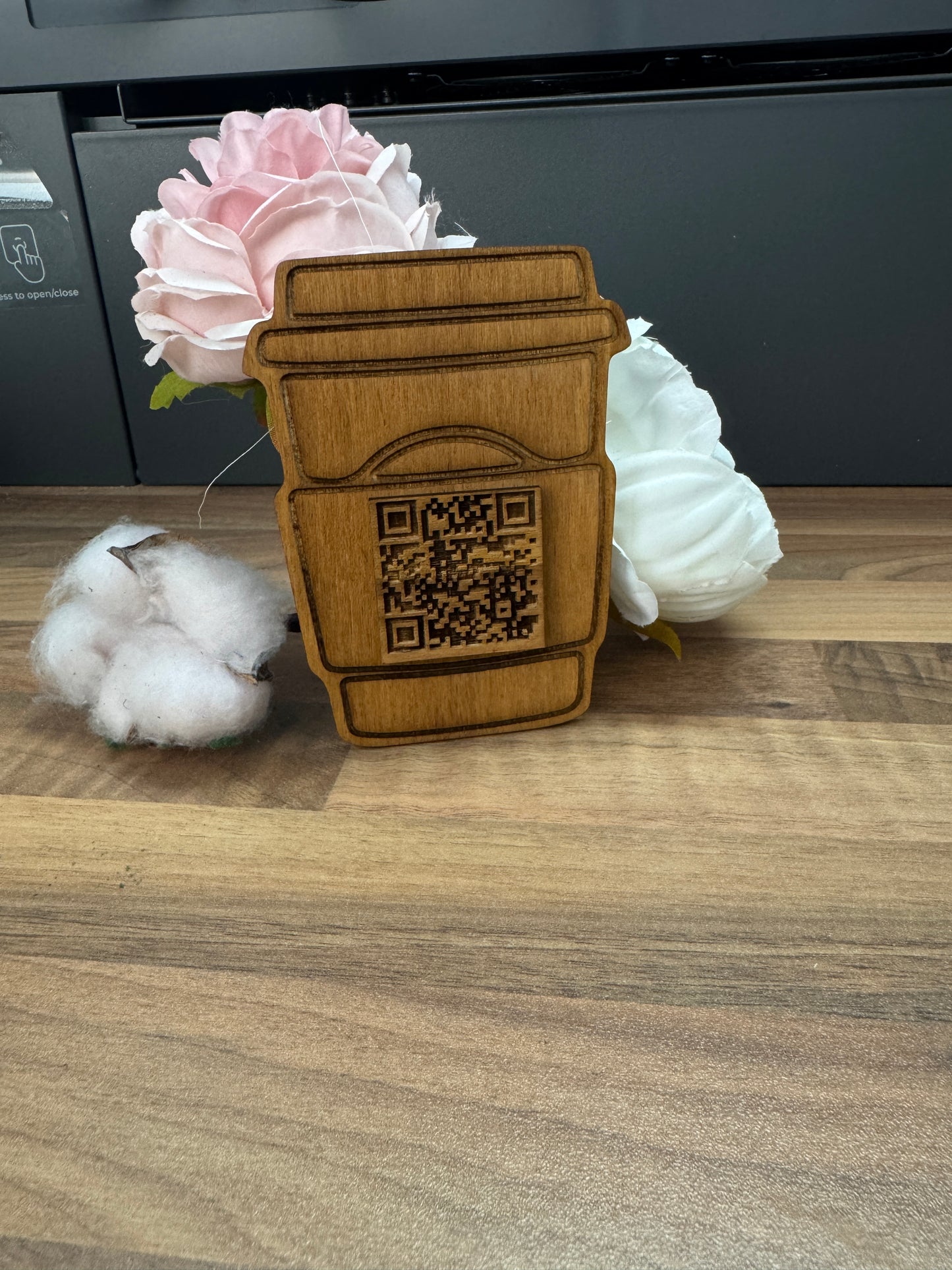 Cod QR în formă de cană de cafea – decor personalizat pentru cafenele și cofetării