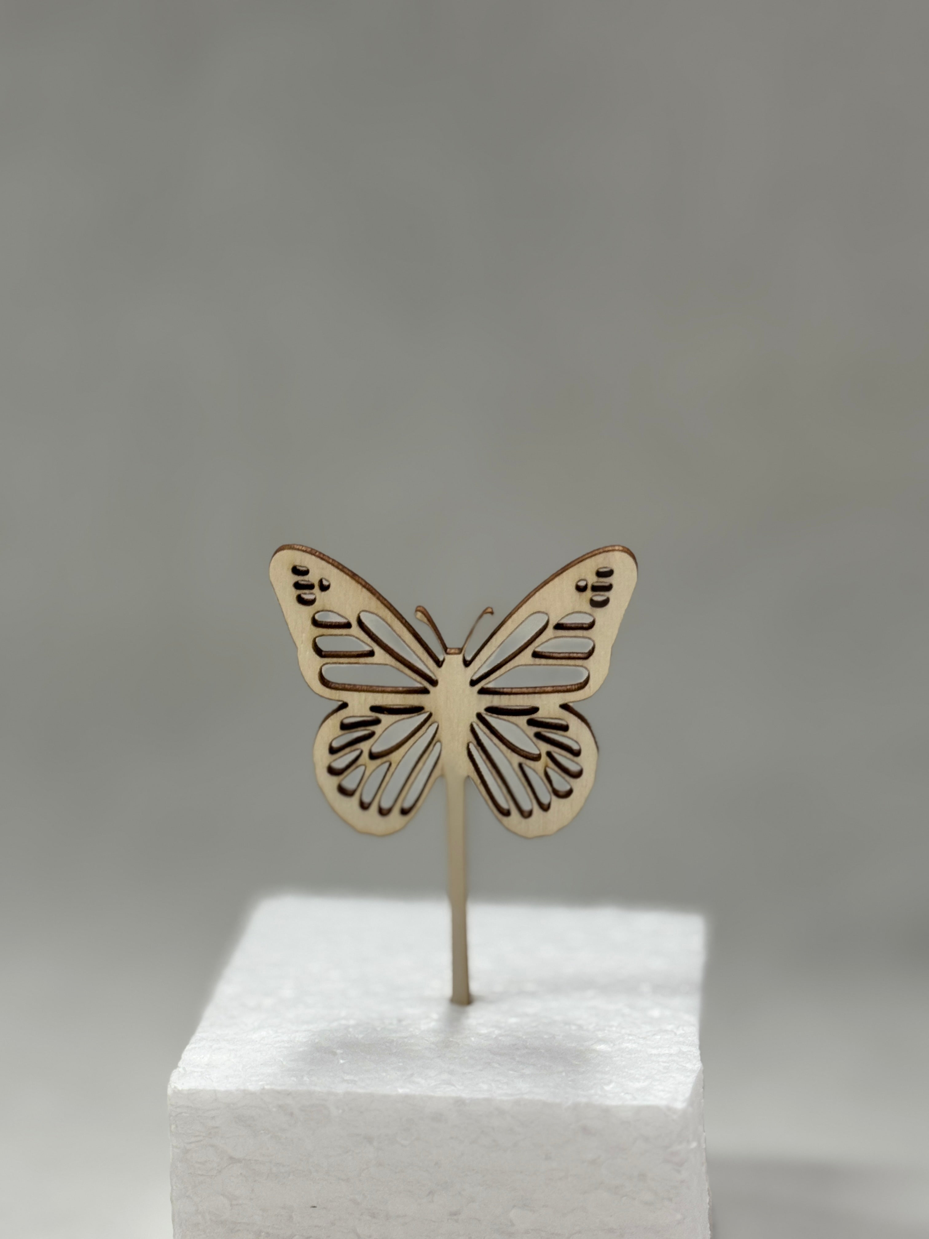 Topper fluture din lemn – decor elegant pentru torturi și aranjamente florale