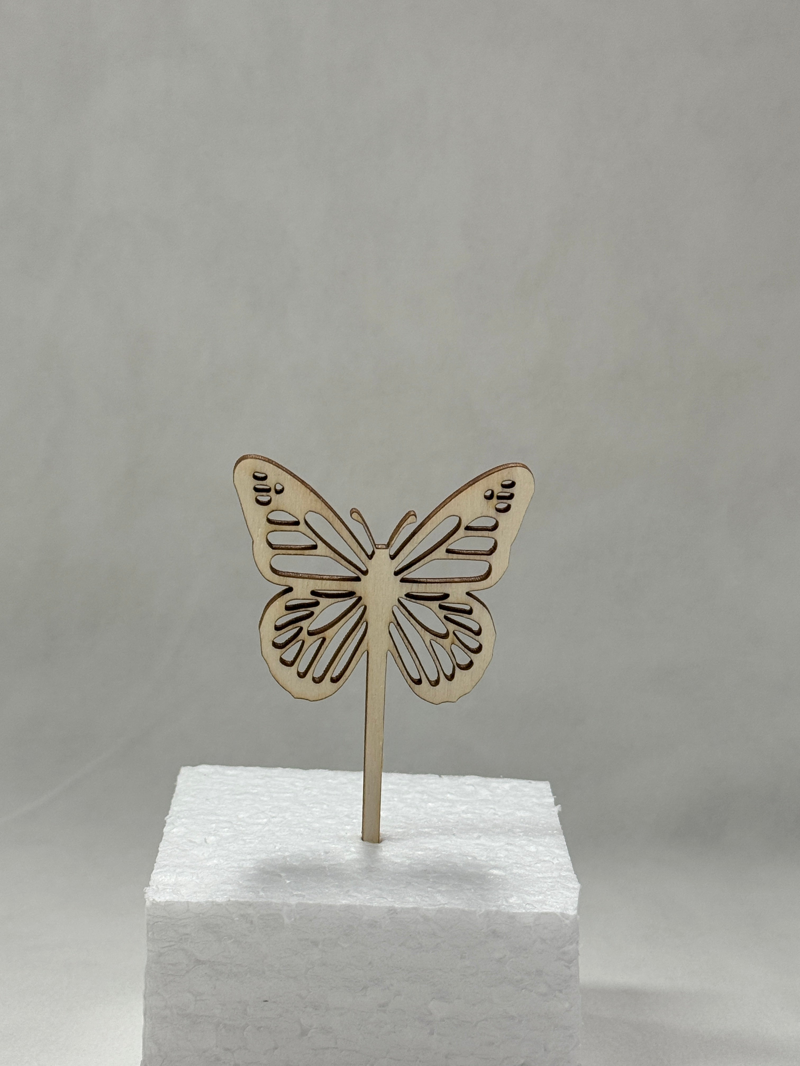Topper fluture din lemn – decor elegant pentru torturi și aranjamente florale