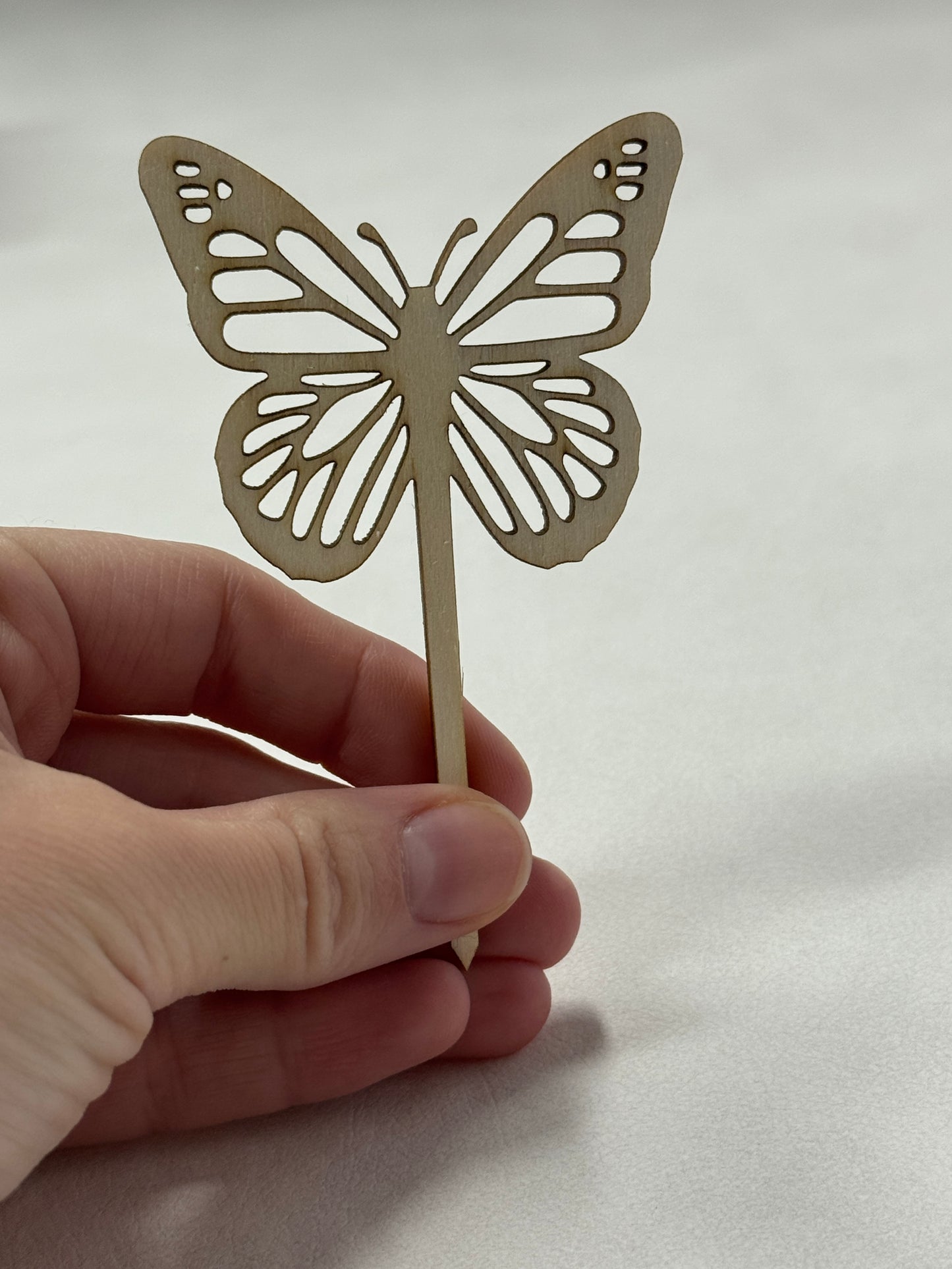 Topper fluture din lemn – decor elegant pentru torturi și aranjamente florale