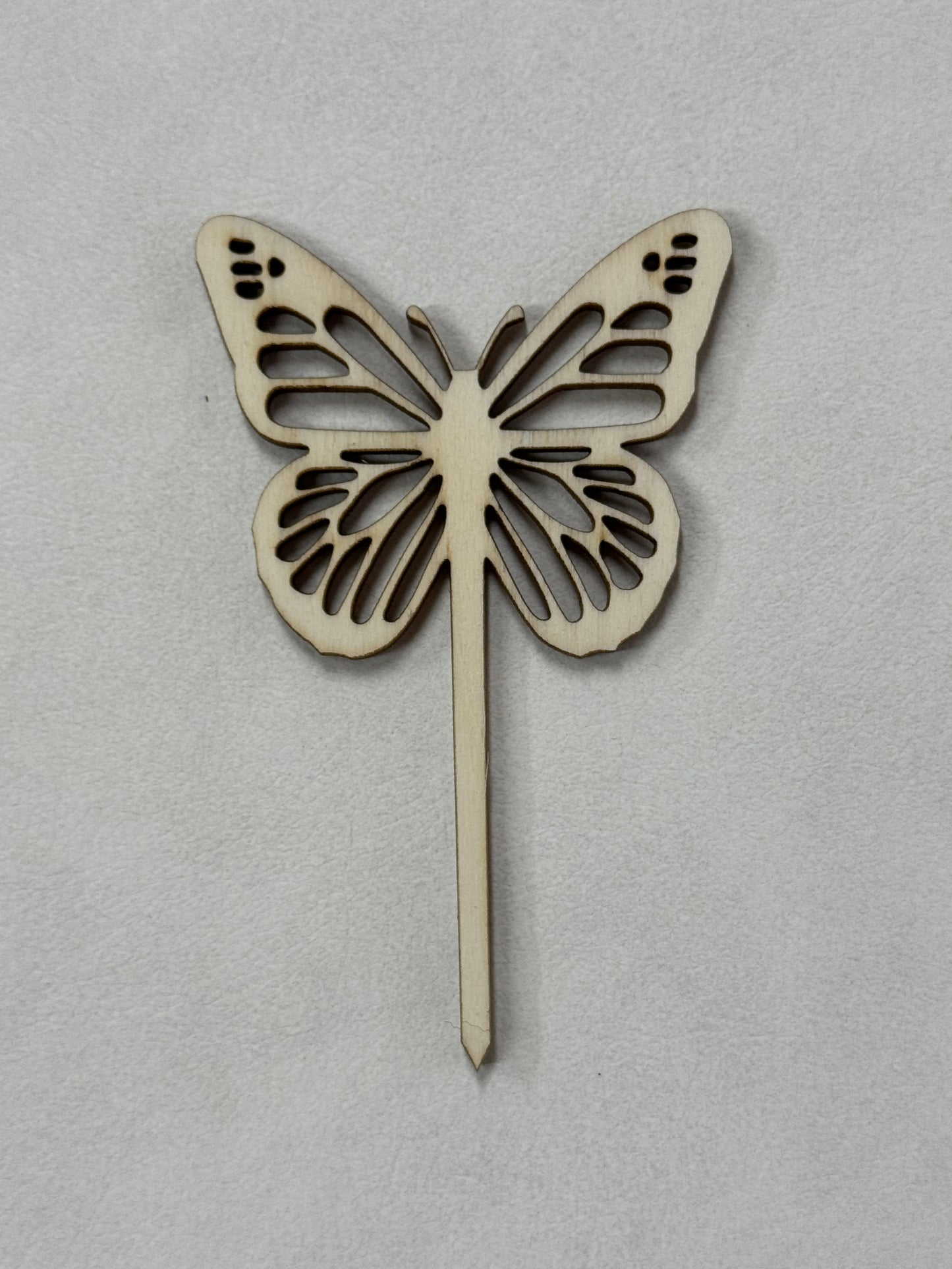 Topper fluture din lemn – decor elegant pentru torturi și aranjamente florale