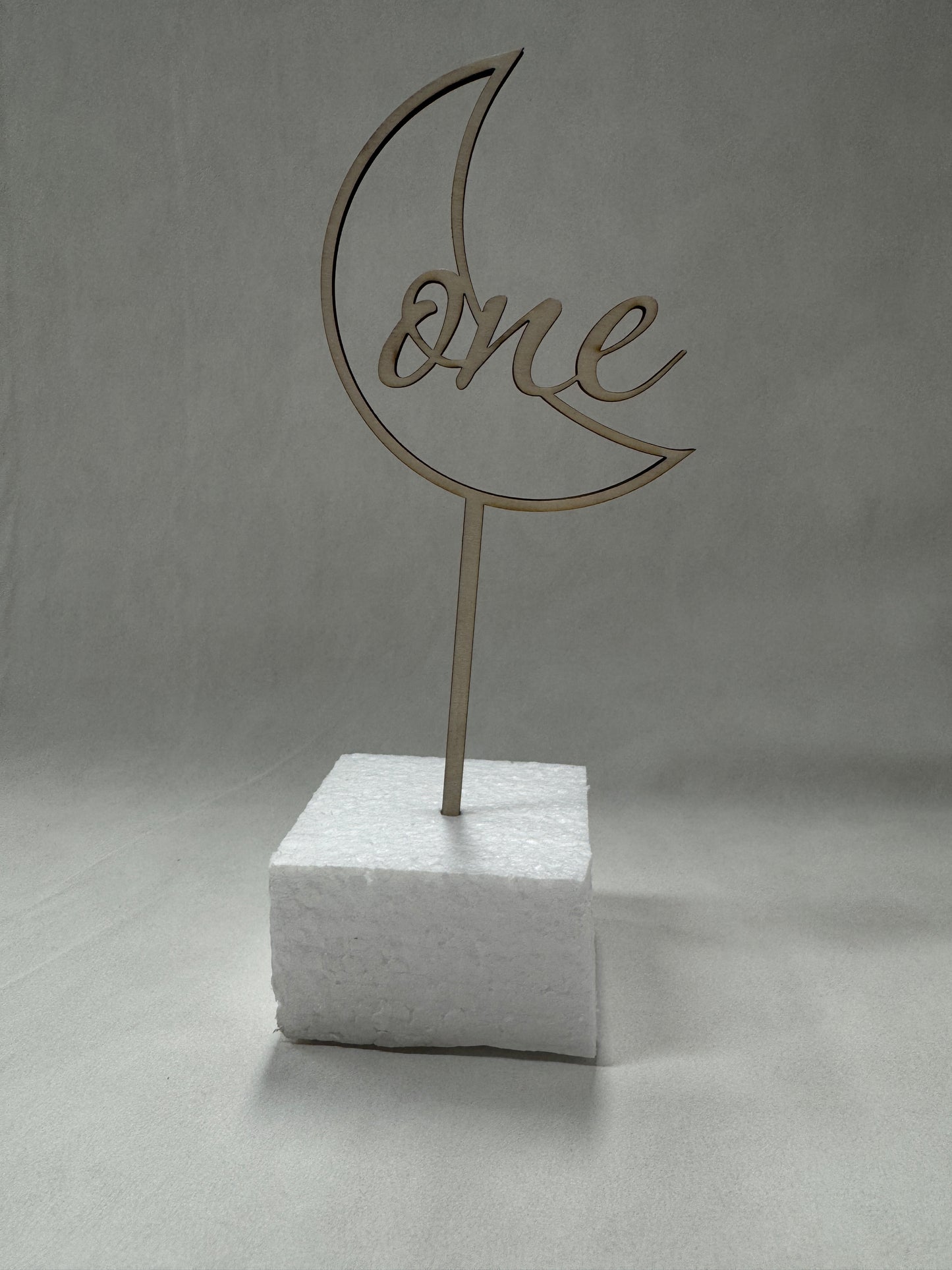 Topper tort „One” din lemn – decor aniversar 1 an / tăiere moț