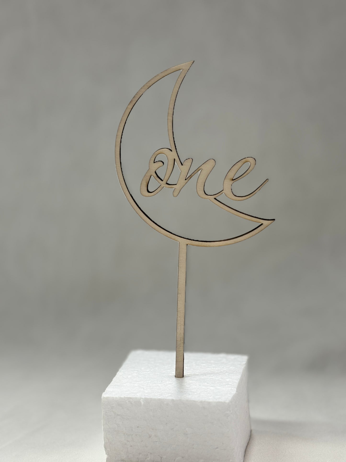 Topper tort „One” din lemn – decor aniversar 1 an / tăiere moț