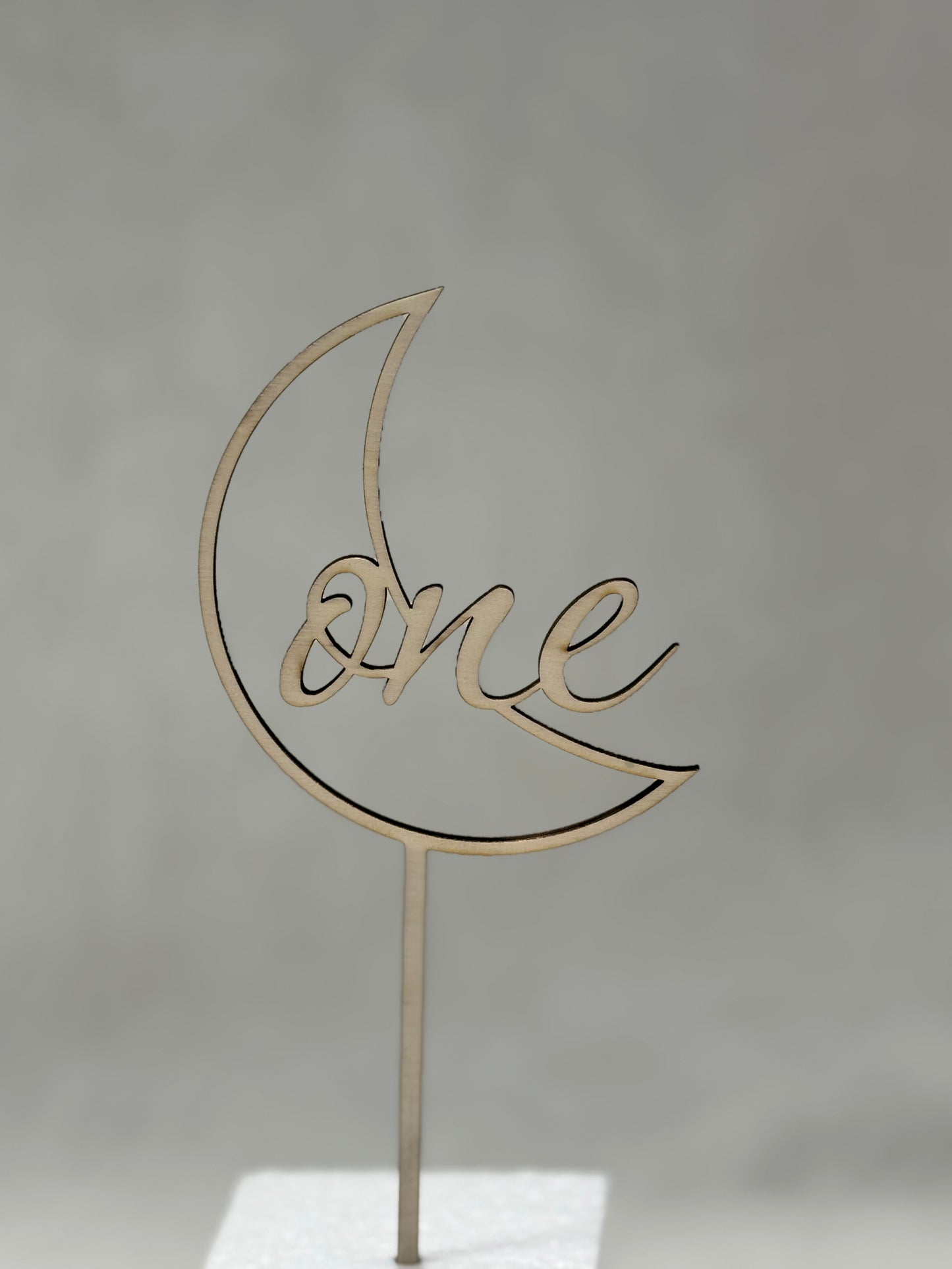 Topper tort „One” din lemn – decor aniversar 1 an / tăiere moț