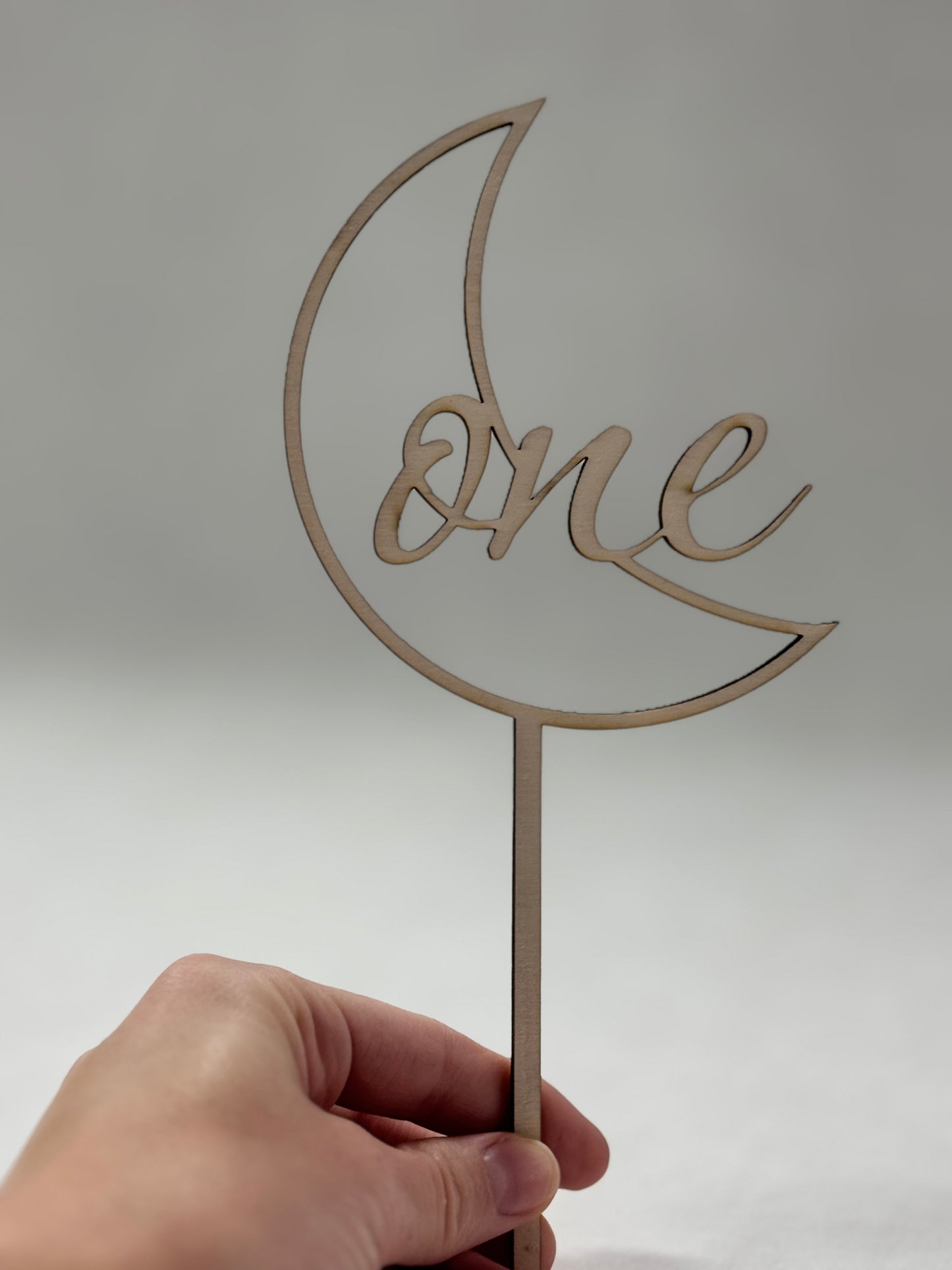 Topper tort „One” din lemn – decor aniversar 1 an / tăiere moț