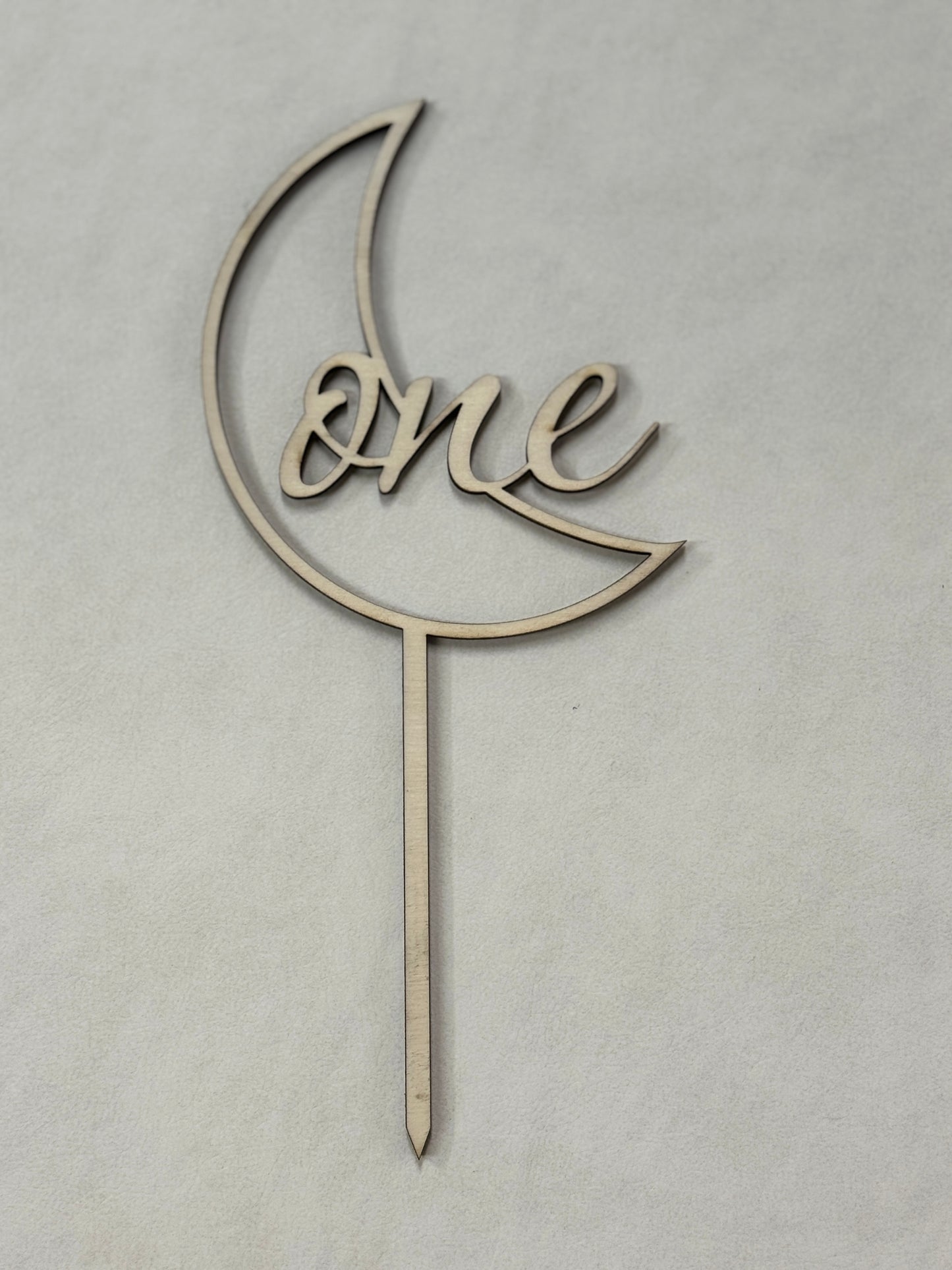 Topper tort „One” din lemn – decor aniversar 1 an / tăiere moț