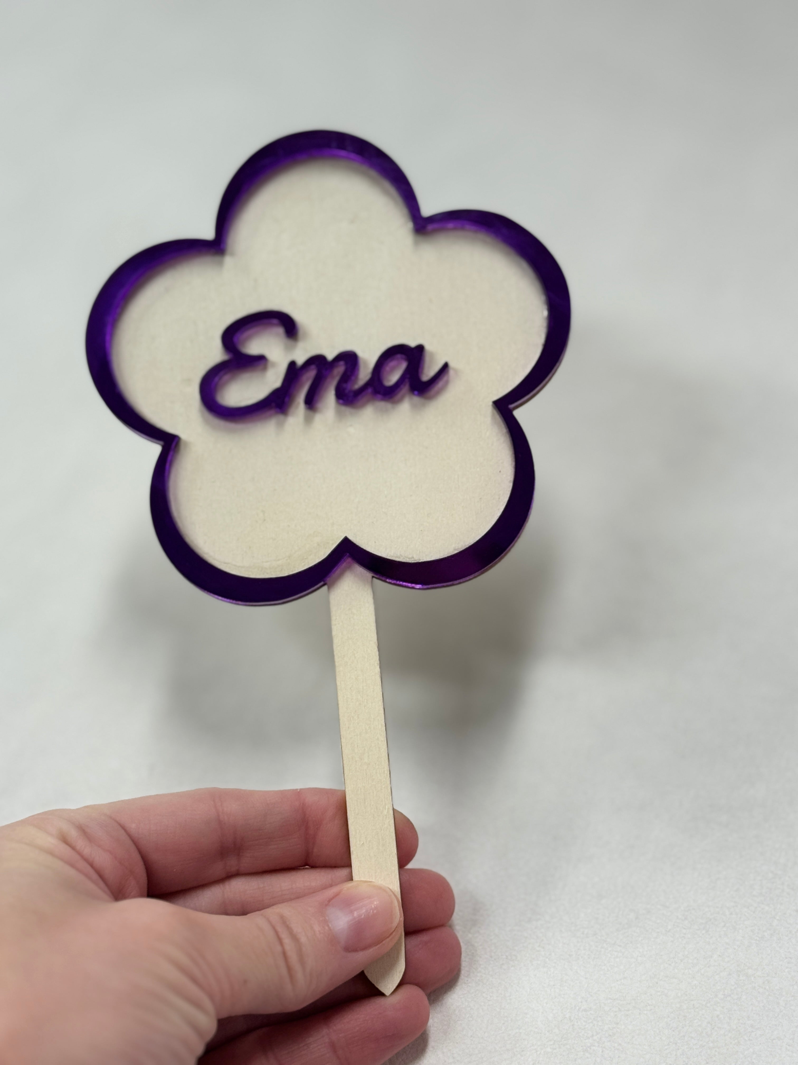 Topper acrilic cu nume – decor elegant și personalizat pentru torturi