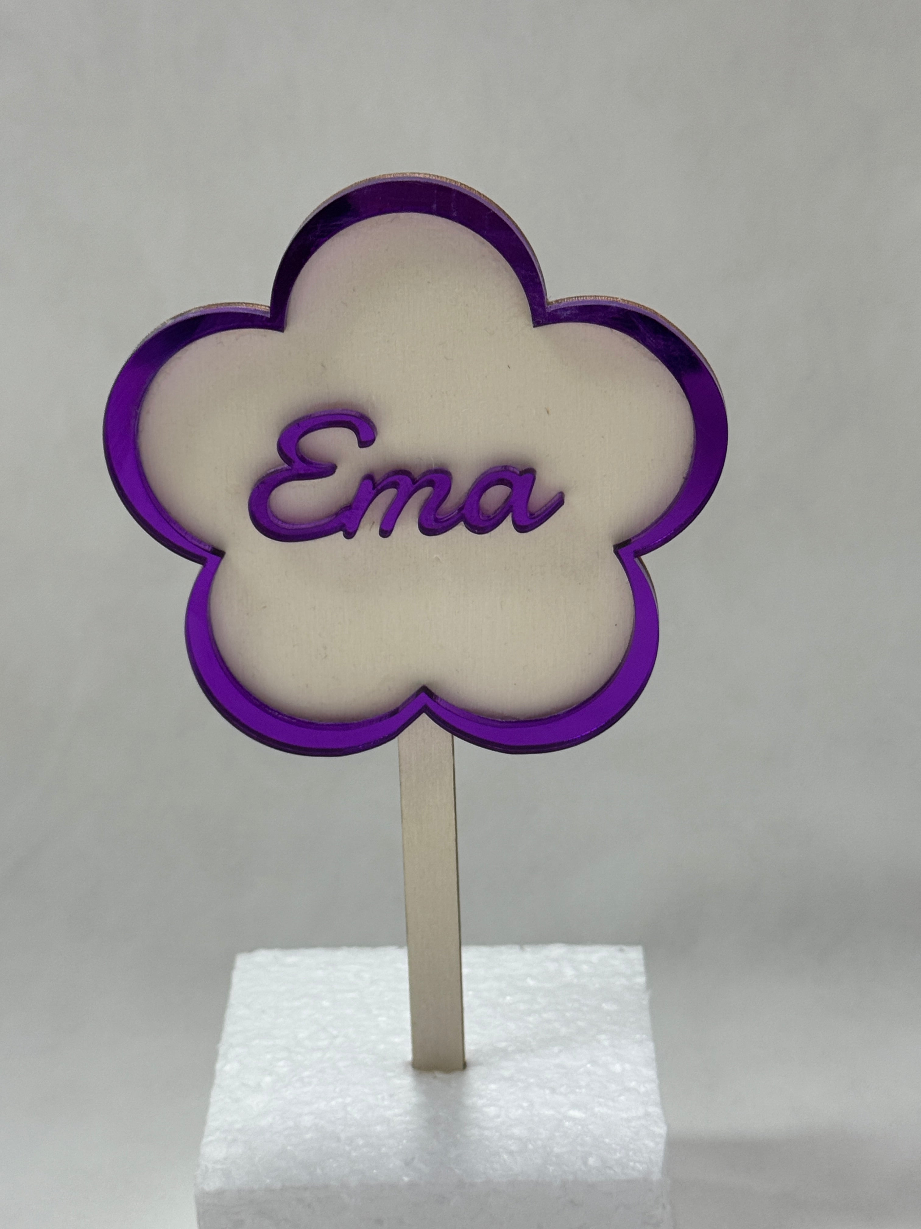 Topper acrilic cu nume – decor elegant și personalizat pentru torturi