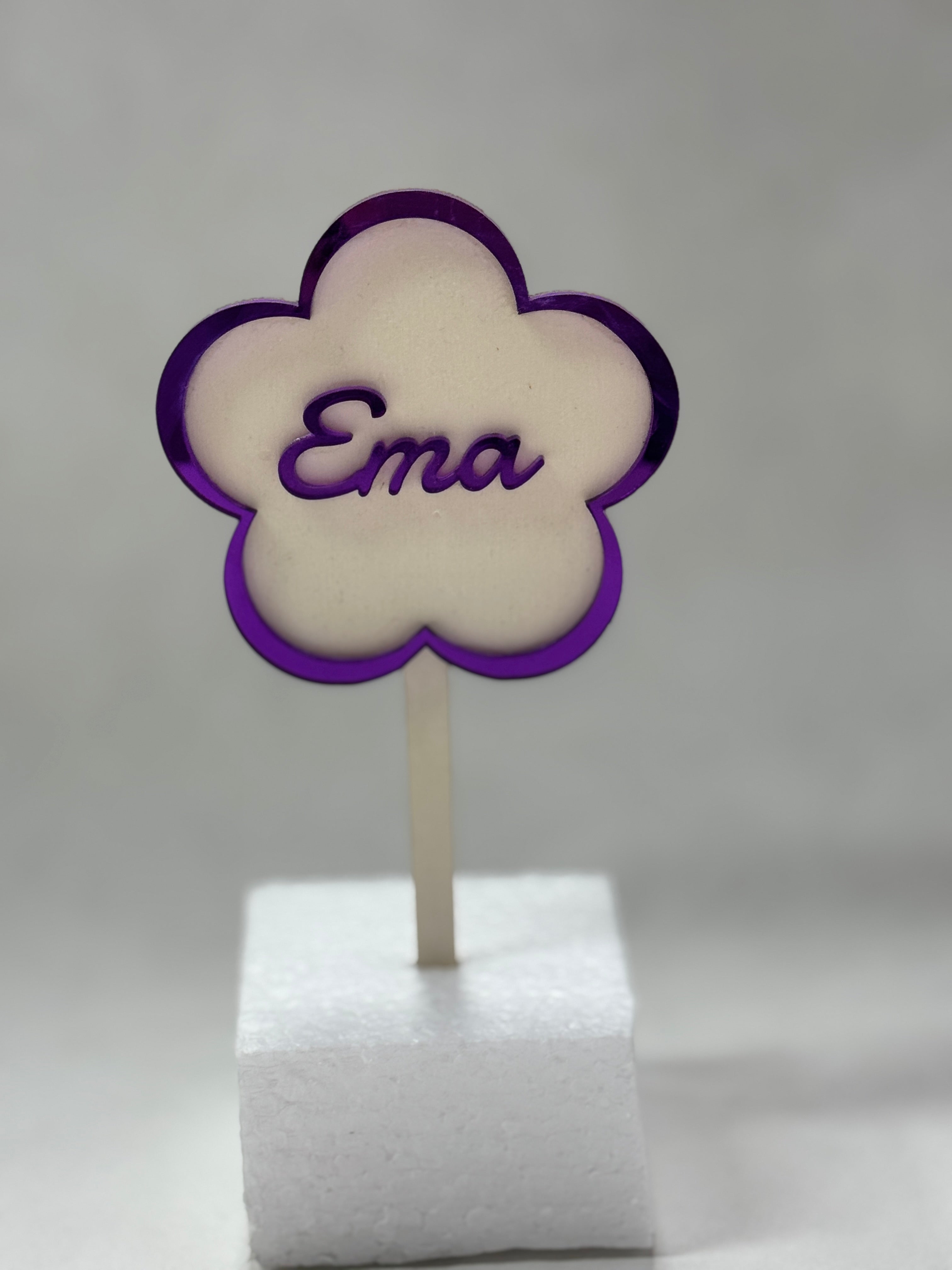 Topper acrilic cu nume – decor elegant și personalizat pentru torturi