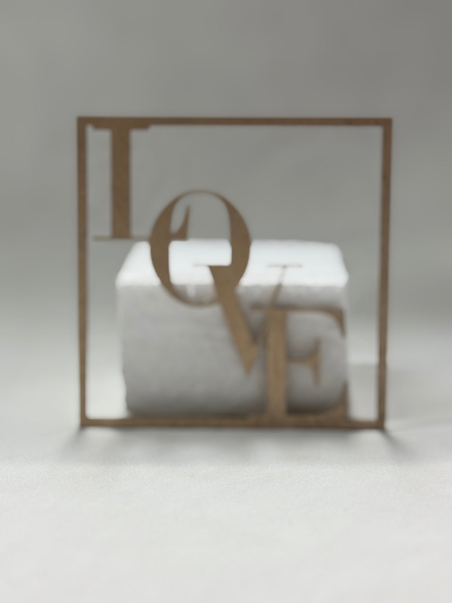 Topper tort „Love” din lemn – decor elegant pentru nuntă, cununie sau aniversare