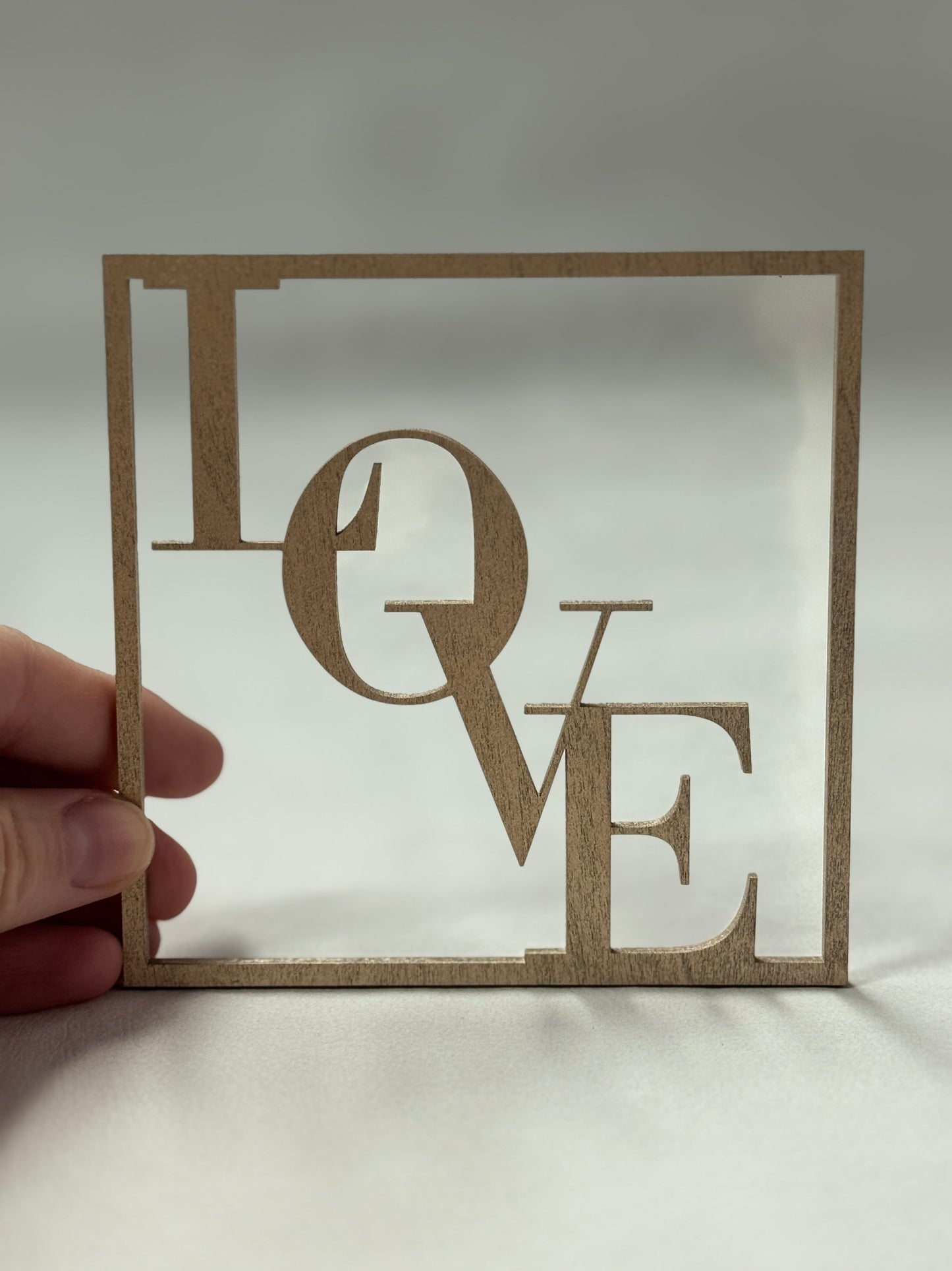 Topper tort „Love” din lemn – decor elegant pentru nuntă, cununie sau aniversare