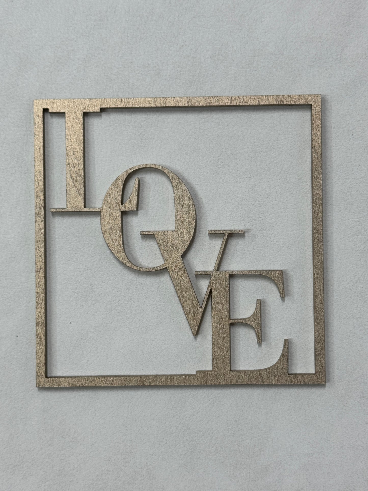 Topper tort „Love” din lemn – decor elegant pentru nuntă, cununie sau aniversare