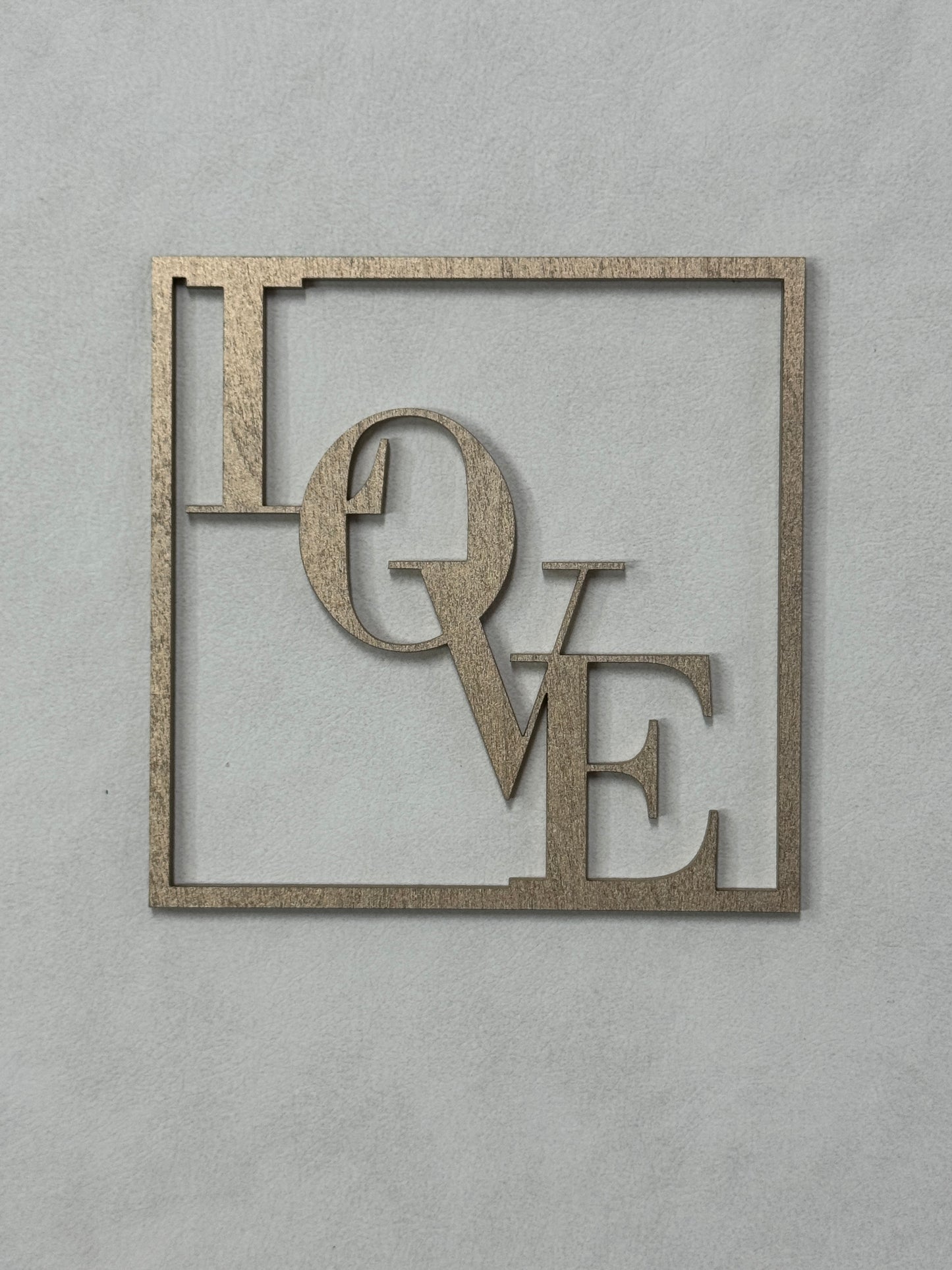 Topper tort „Love” din lemn – decor elegant pentru nuntă, cununie sau aniversare
