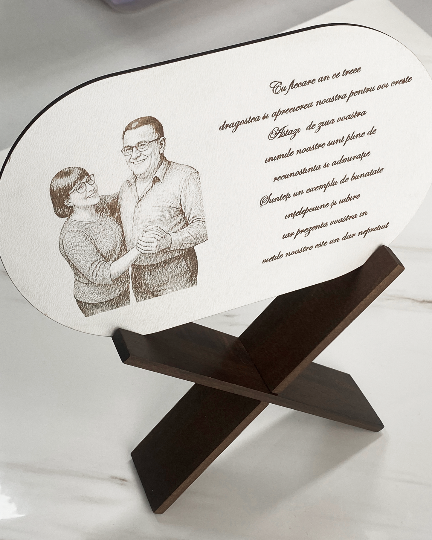 Tablou personalizat cu fotografie gravată și mesaj – MDF alb cu suport din lemn