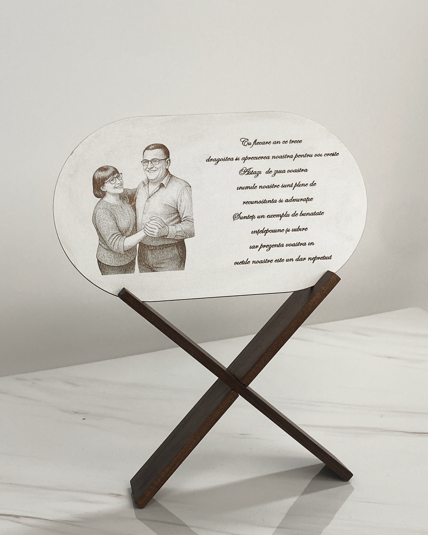 Tablou personalizat cu fotografie gravată și mesaj – MDF alb cu suport din lemn