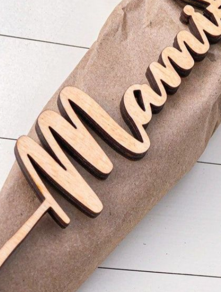 Decorațiune „Mami” – cadou din lemn pentru flori și decoruri