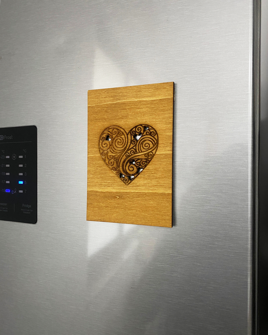 Felicitare Premium din Lemn "Inimă Filigran” – Mesaj și Magnet Personalizat