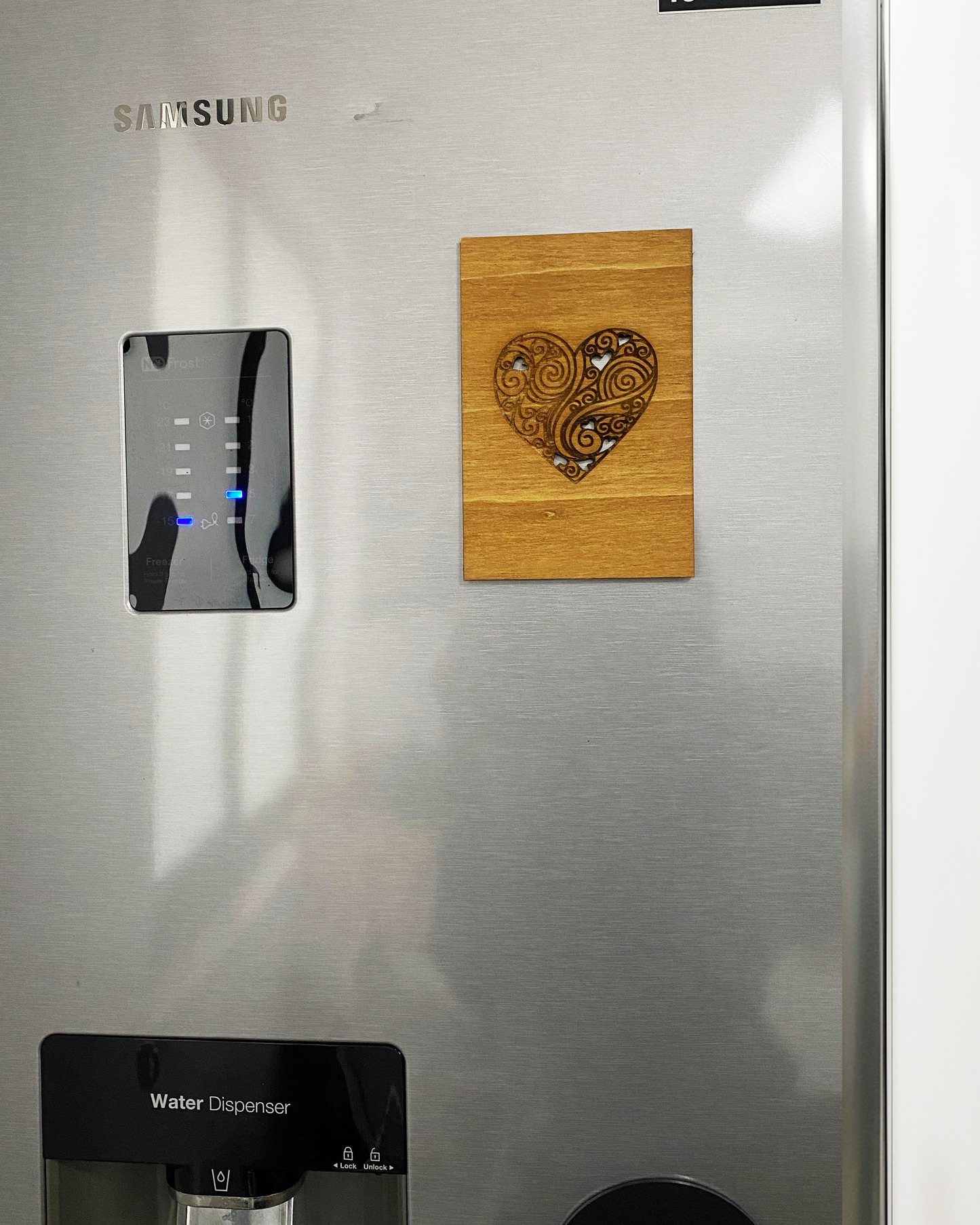 Felicitare Premium din Lemn "Inimă Filigran” – Mesaj și Magnet Personalizat