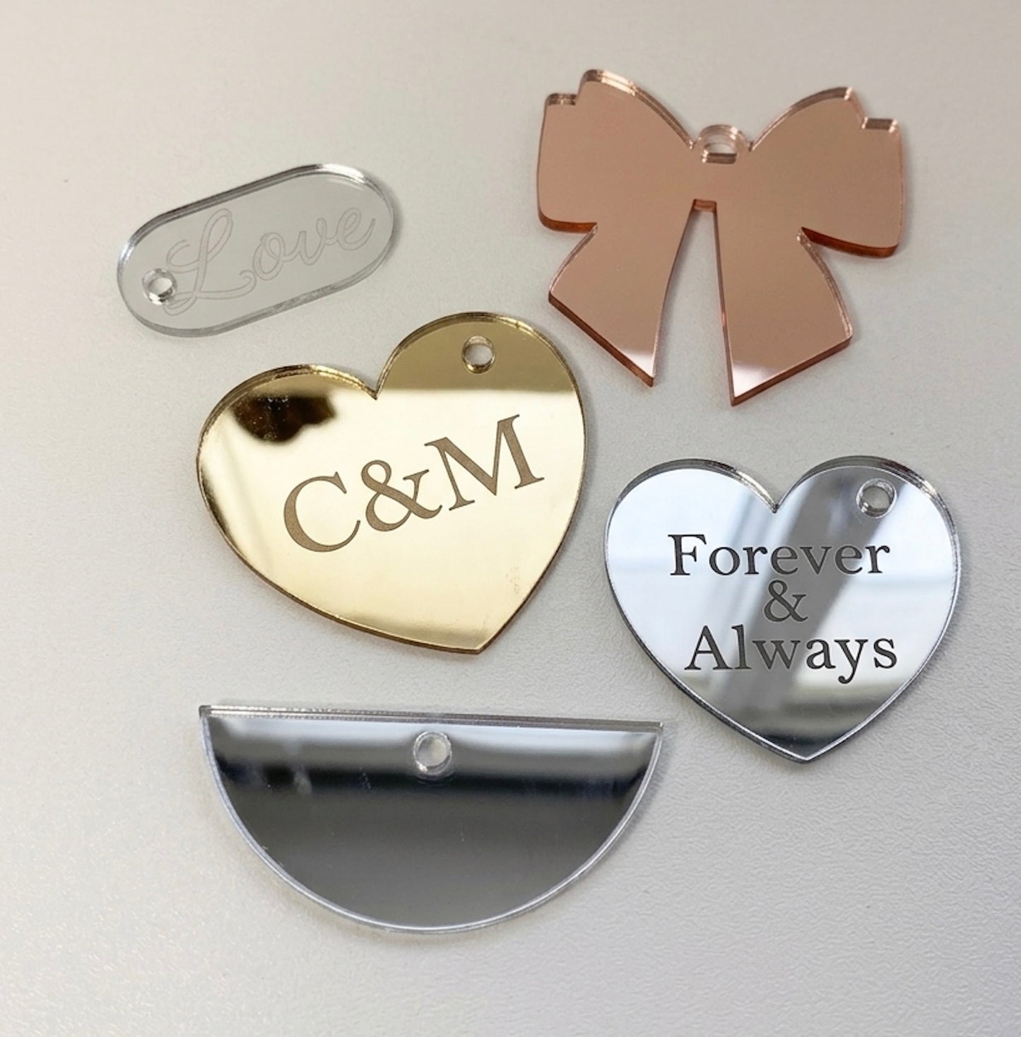 Plăcuțe Cocarde Acril Personalizate – Design Elegant și Rezistent
