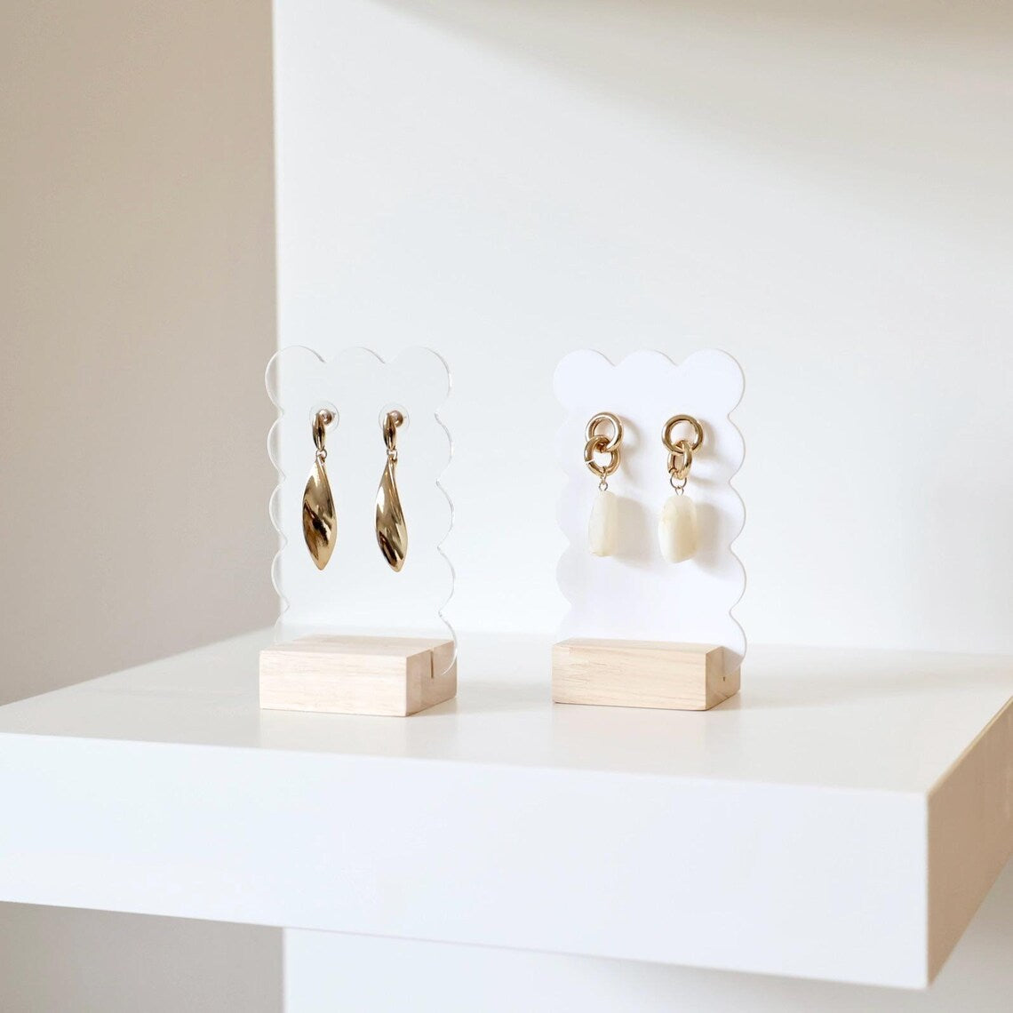 Suport Cercei "Cloud Wave” – Display Minimalist cu Margini Ondulate