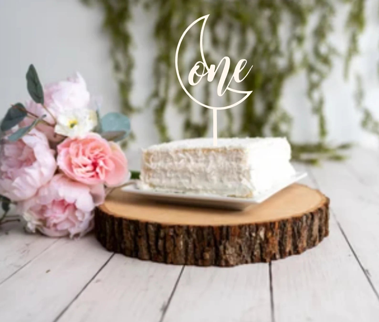 Topper tort „One” din lemn – decor aniversar 1 an / tăiere moț