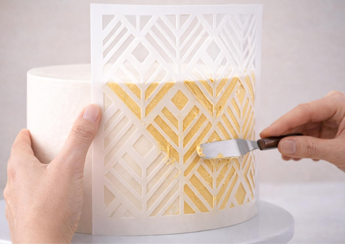 Șablon pentru Decorat Torturi – Model Profesional pentru Designuri Perfecte din Cremă și Zahăr Pudră