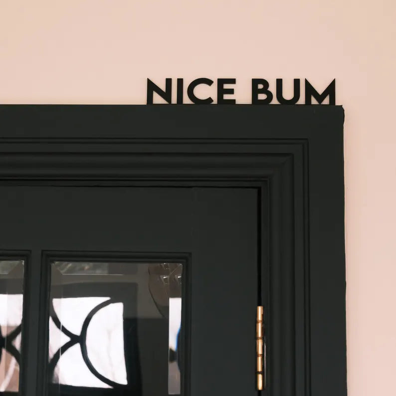 Decor Ramă Ușă "Nice Bum” – Accesoriu Minimalist pentru Baie