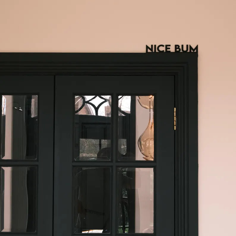 Decor Ramă Ușă "Nice Bum” – Accesoriu Minimalist pentru Baie