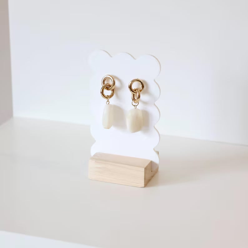 Suport Cercei "Cloud Wave” – Display Minimalist cu Margini Ondulate