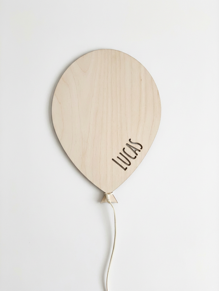 Balon Decorativ din Lemn cu Nume Decupat – Decor Personalizat pentru Copii