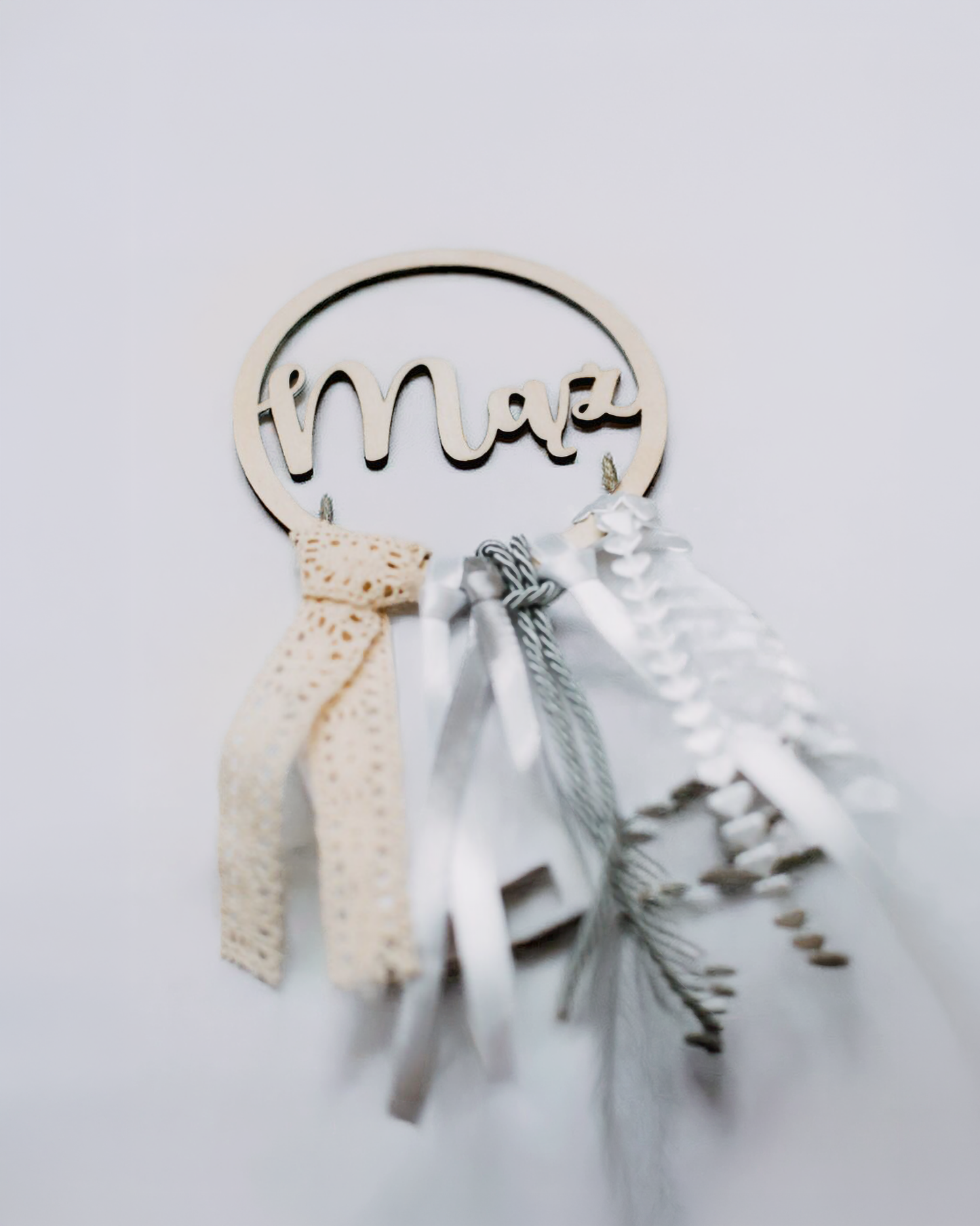 Place Card Personalizat "Boho Circle” – Nume din Lemn cu Panglici pentru Decor Masă Eveniment